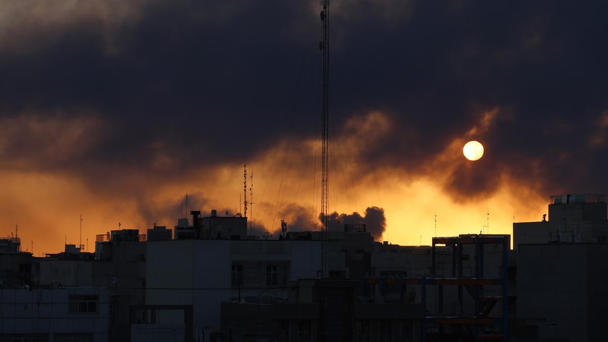 Humo se eleva tras un ataque aéreo en el centro de Teherán (Irán).
