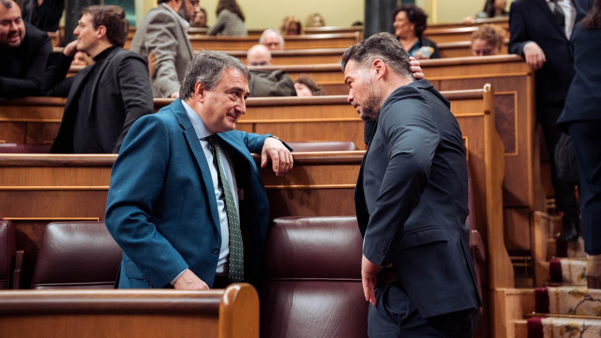 El líder del PNV, Aitor Esteban, y el portavoz de ERC en el Congreso, Gabriel Rufián, conversan antes de una sesión plenaria en el Congreso