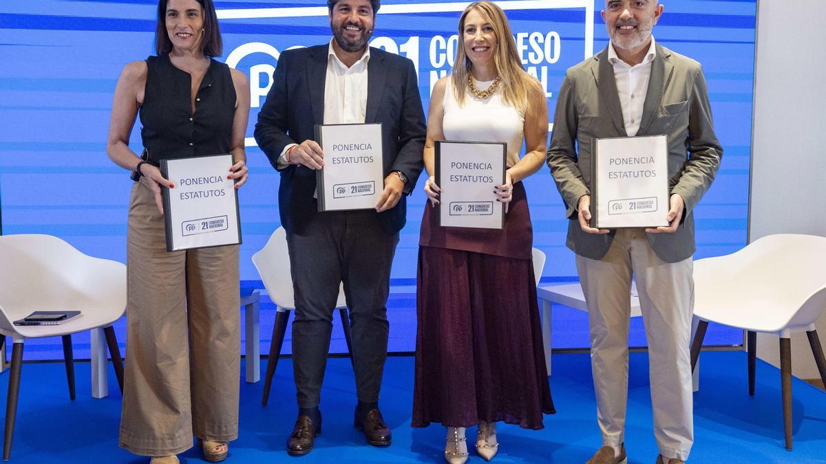 Ayuso vuelve al redil de Génova y evita el choque tras ningunear Feijóo su sistema de primarias