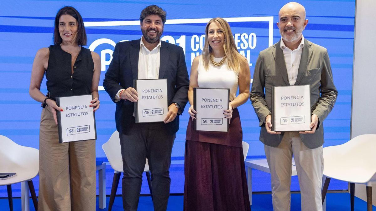 El presidente de la Región de Murcia, Fernando López Miras (2i), la presidenta de la Junta de Extremadura, María Guardiola (2d), la alcaldesa de Santander, Gema Igual (i) y el portavoz del PP en el Ayuntamiento de Barcelona, Dani Sirera (d), momentos antes de presentar la Ponencia de Estatutos del Partido Popular