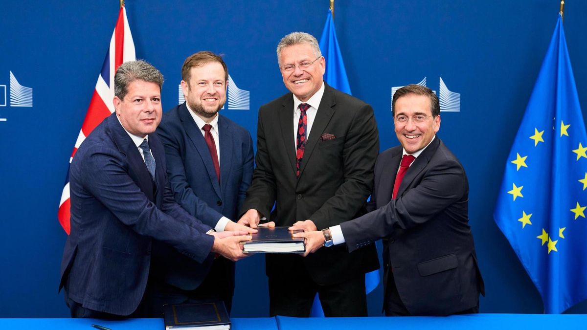 El comisario europeo de Comercio, Maroš Šefčovič (2d), y el secretario de Estado británico para Europa, Stephen Doughty (2i), rubricaron el pacto en la sede de la Comisión Europea en Bruselas acompañados del ministro español de Asuntos Exteriores, Unión Europea y Cooperación, José Manuel Albares (d), y el ministro principal de Gibraltar, Fabian Picardo (i).