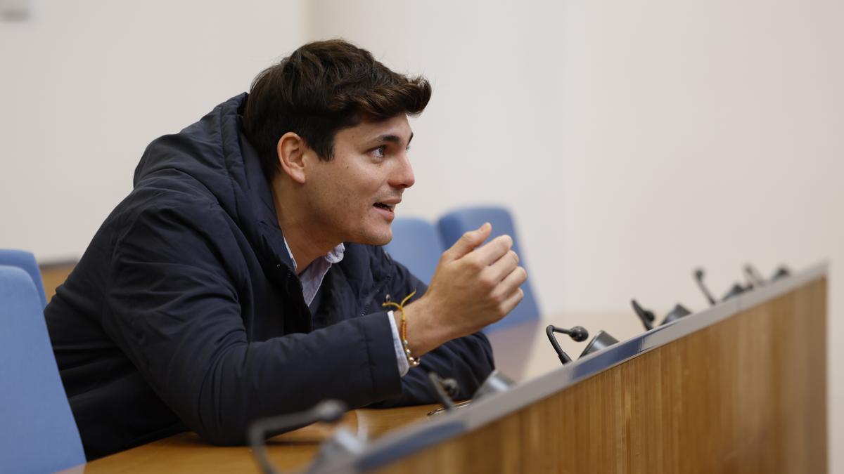 Vito Quiles, durante la rueda de la líder de Podemos, Ione Belarra, este martes en el Congreso.