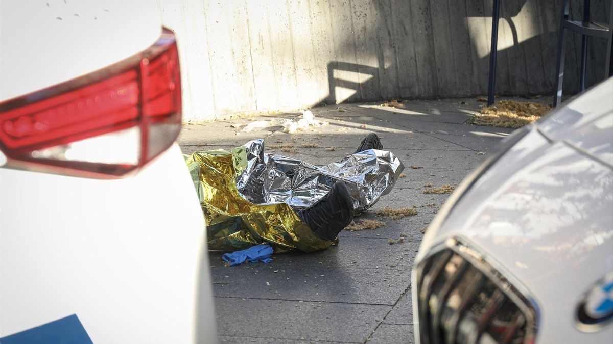 Archivo - Una persona fallecida por un golpe de calor en la plaza de Tirso de Molina, a 7 de julio de 2023, en Madrid.