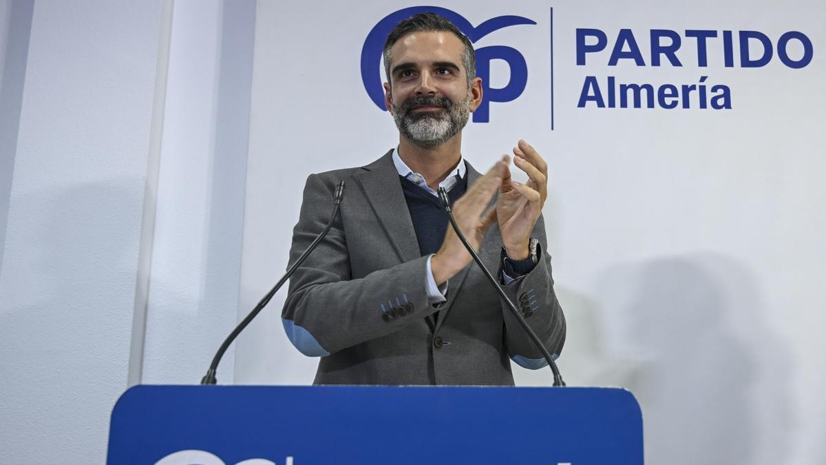 El presidente del PP de Almería, Ramón Fernández-Pacheco, interviene durante la Junta Directiva Provincial celebrada en Roquetas de Mar (Almería), a 24 de noviembre de 2025.
