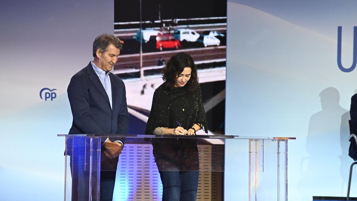 El presidente del Partido Popular, Alberto Núñez (i), y la presidenta de la Comunidad de Madrid, Isabel Díaz Ayuso (d), durante la clausura del acto de presentación de la 'Declaración de Zaragoza'