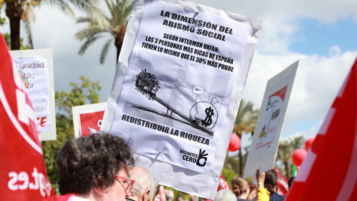 Un cartel durante la manifestación del Primero de Mayo en Córdoba (Andalucía).