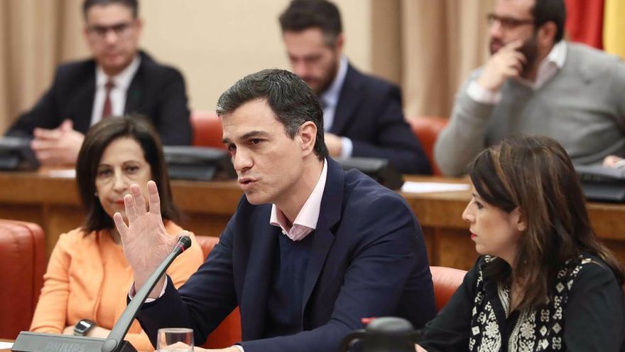 El secretario general del PSOE, Pedro Sánchez, durante la reunión que el grupo parlamentario socialista ha celebrado este martes en el Congreso.