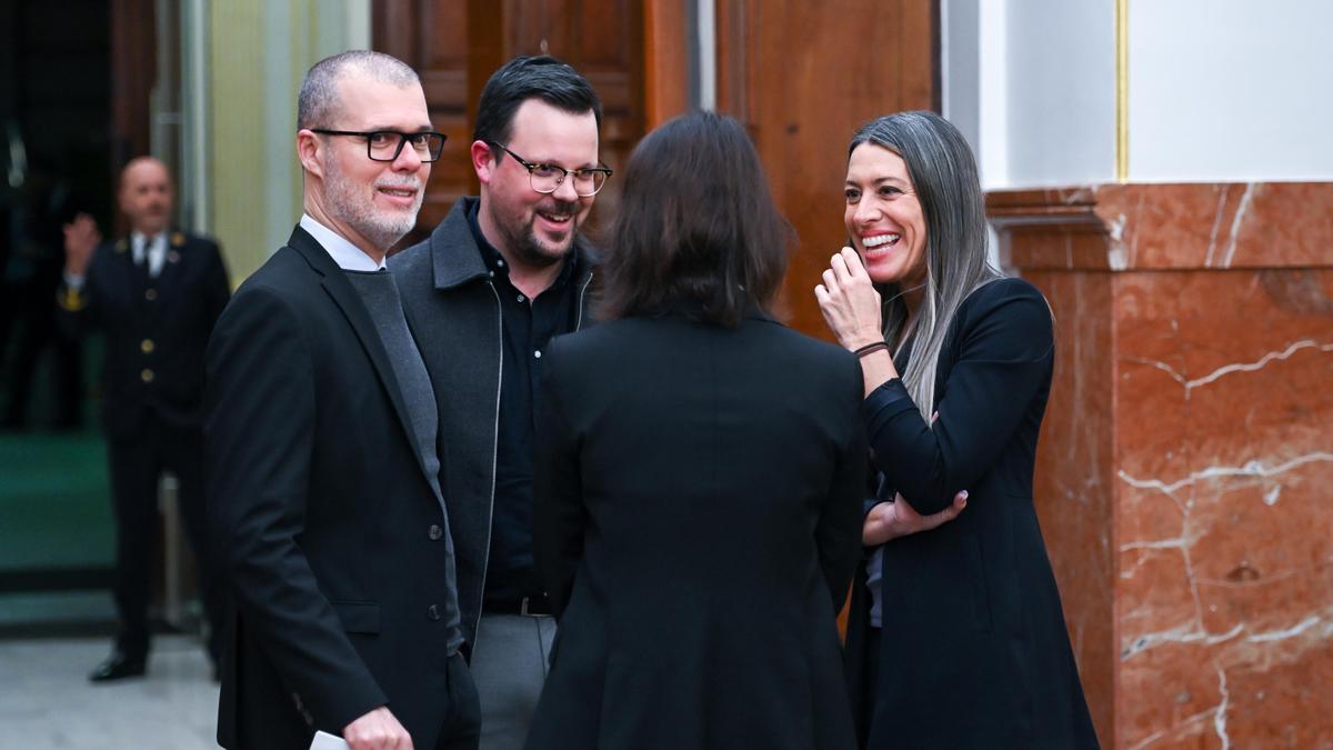 Varios diputados de Junts conversan a su salida de una sesión plenaria en el Congreso de los Diputados.