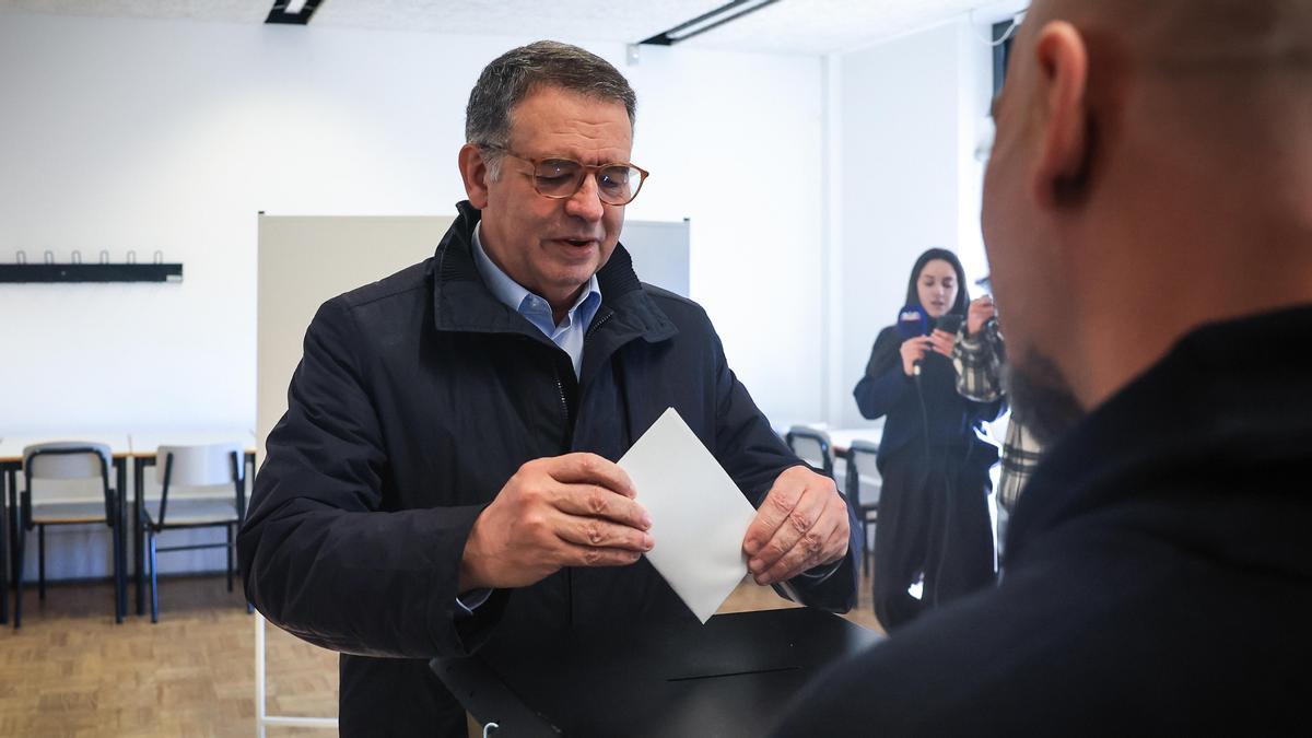 El aspirante socialista, Antonio Jose Seguro, emite su voto en Caldas da Rainha (Portugal).