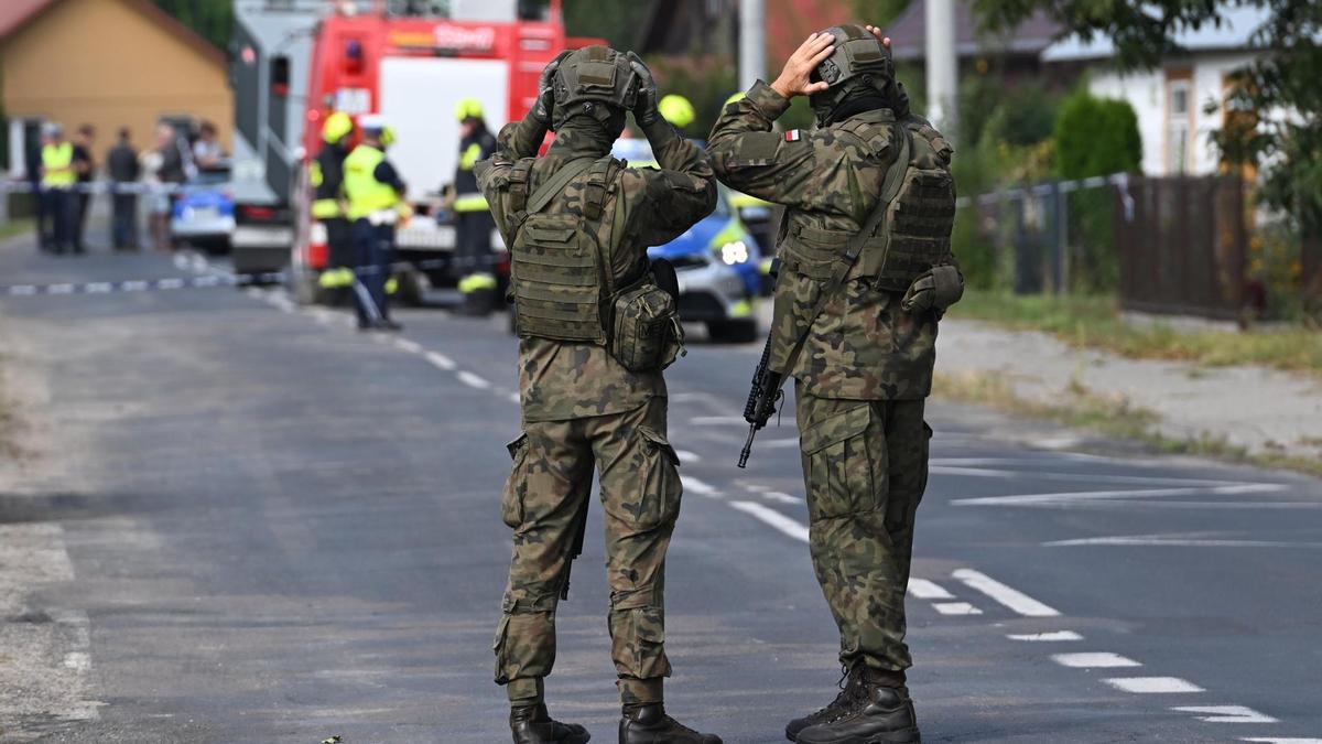 Miembros del ejercito polaco en el lugar donde han sido derribados drones rusos.
