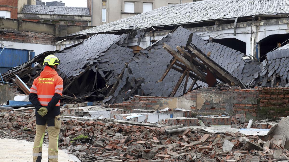 Un edificio en Ponferrada se ha derrumbado este martes debido al temporal de lluvia y viento.