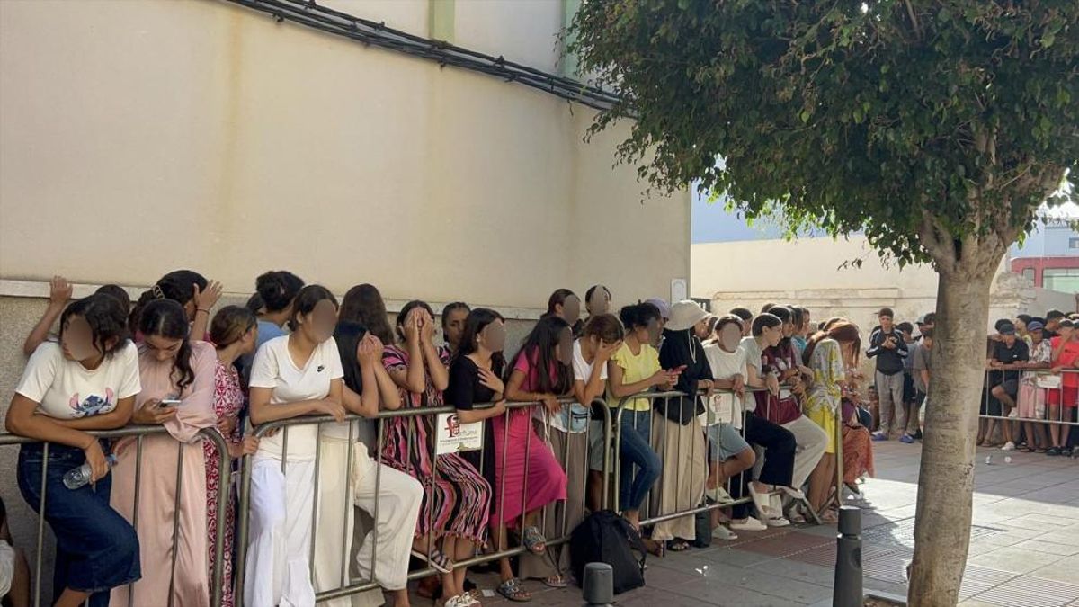 Niños y niñas esperan a las puertas de la Jefatura Superior de Policía de Ceuta para que les registren, a 7 de agosto de 2026.