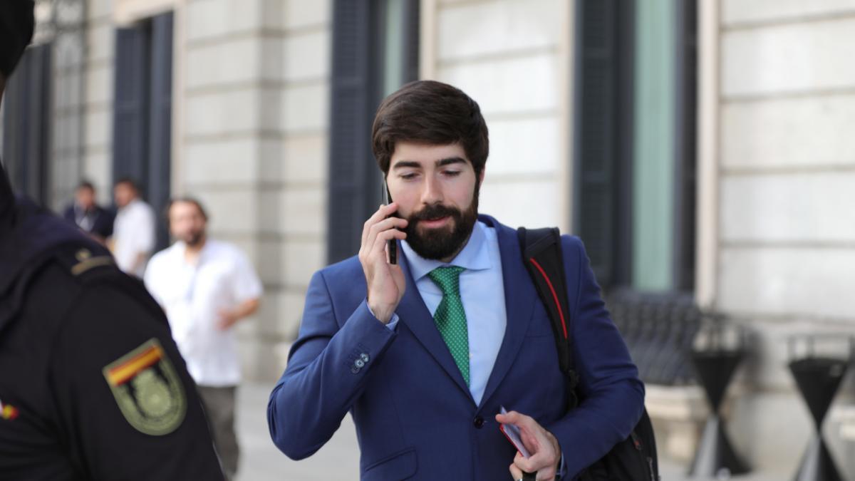 El diputado de Vox Manuel Mariscal llega al Congreso de los Diputados.