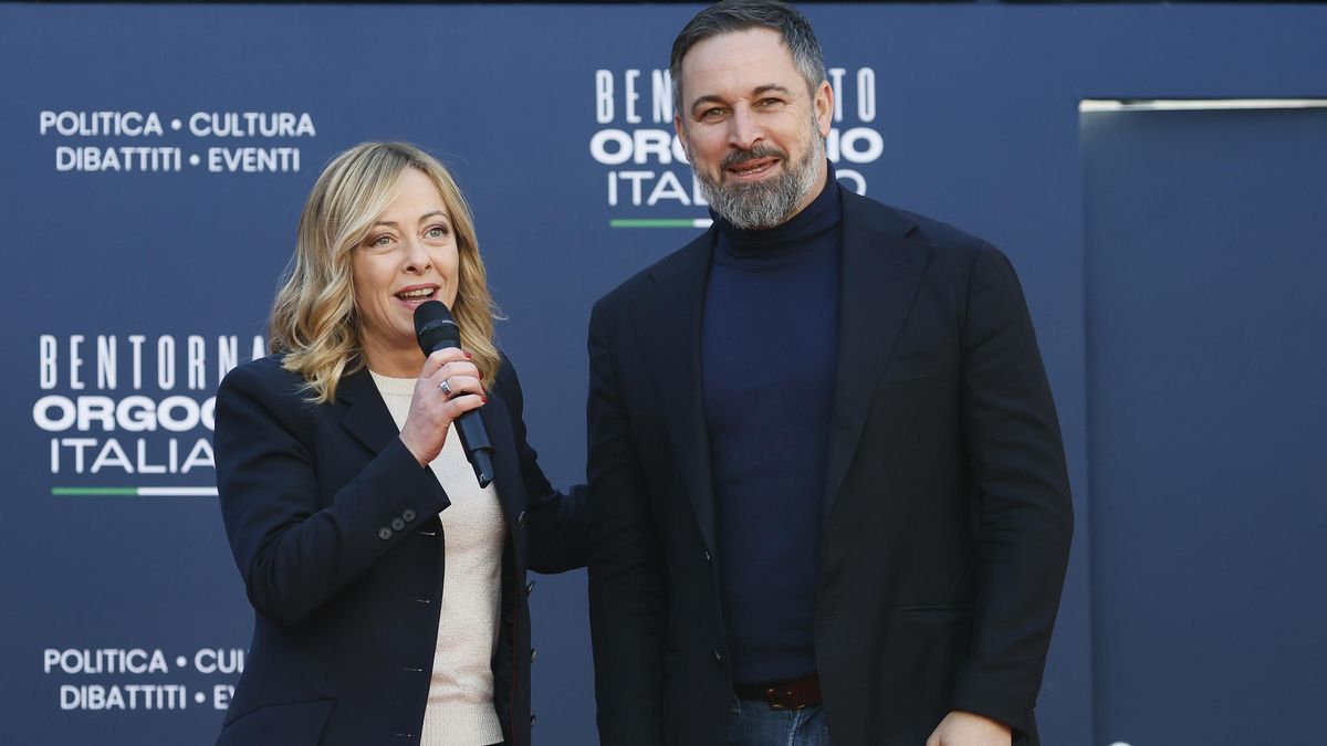 El líder de Vox, Santiago Abascal, junto a la primera ministra italiana, Giorgia Meloni.