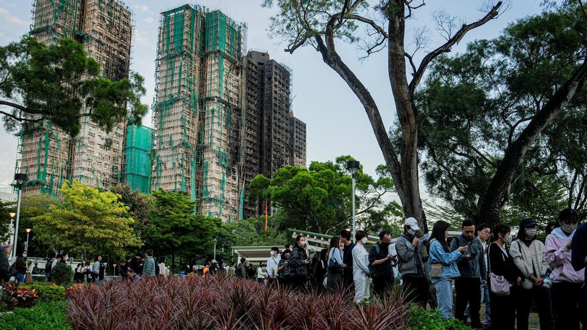 Hong Kong localiza a 144 desaparecidos del incendio ilesos y con 150 todavía no ha podido contactar