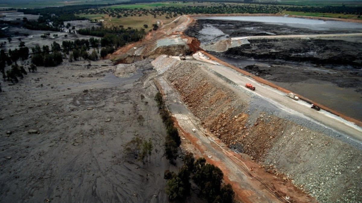 Archivo - Presa de Aznalcóllar liberando lodos y aguas tóxicas tras la rotura el 25 de abril de 1998