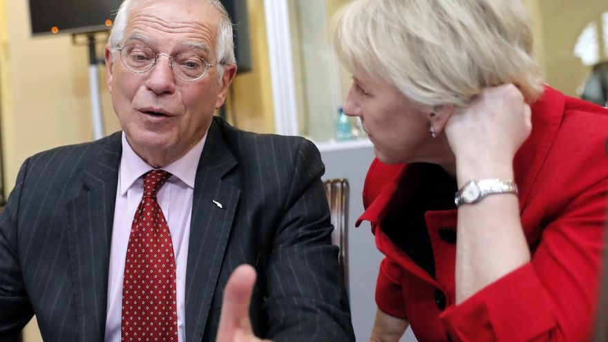 El ministro español de Exteriores, Josep Borrell, conversa en Bucarest (Rumanía) con su homóloga sueca, Margot Wallström.