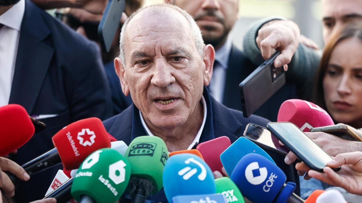 El ex director adjunto operativo (DAO) de la Policía Nacional José Ángel González realiza declaraciones a la prensa a las puertas del juzgado.