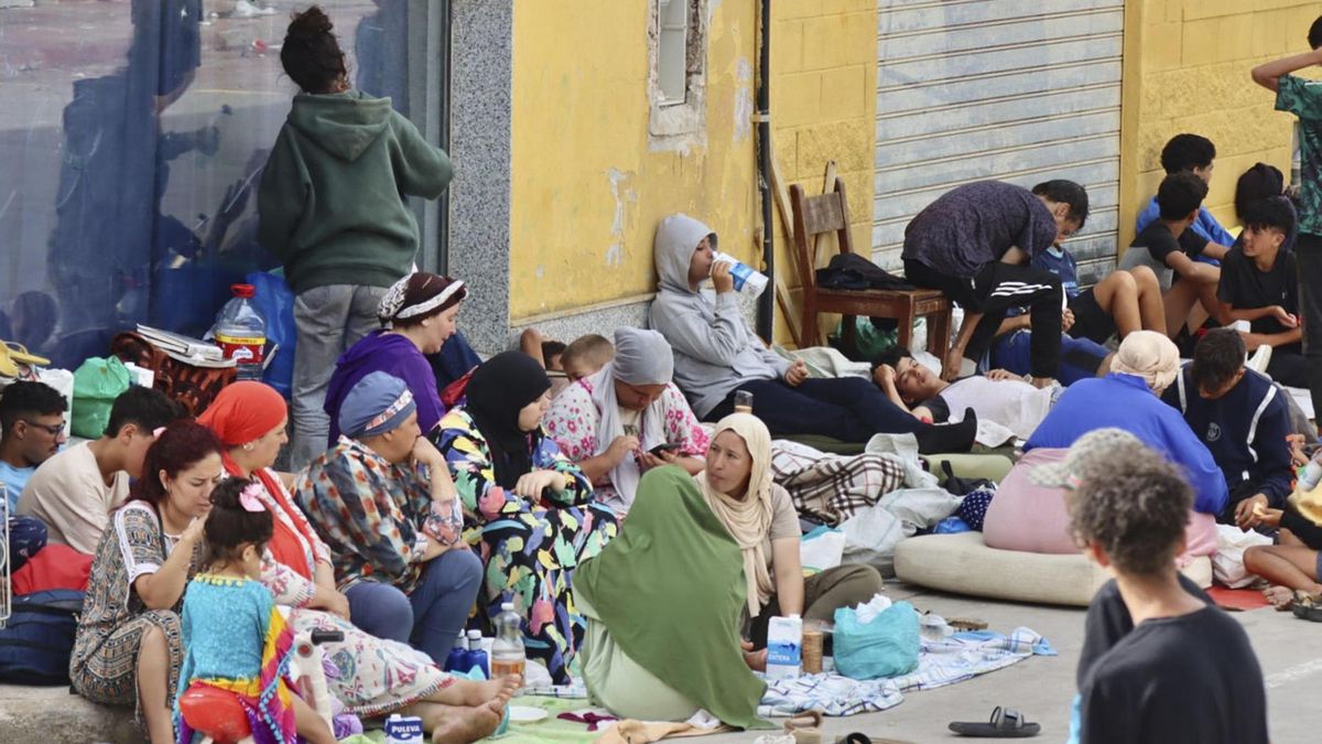 Cientos de inmigrantes descansan en las calles de Ceuta, este lunes.