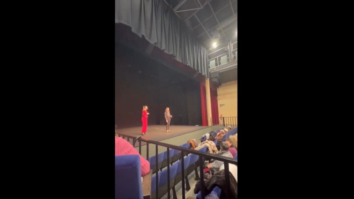 Captura de un vídeo donde aparece la ya exedil parando el monólogo.