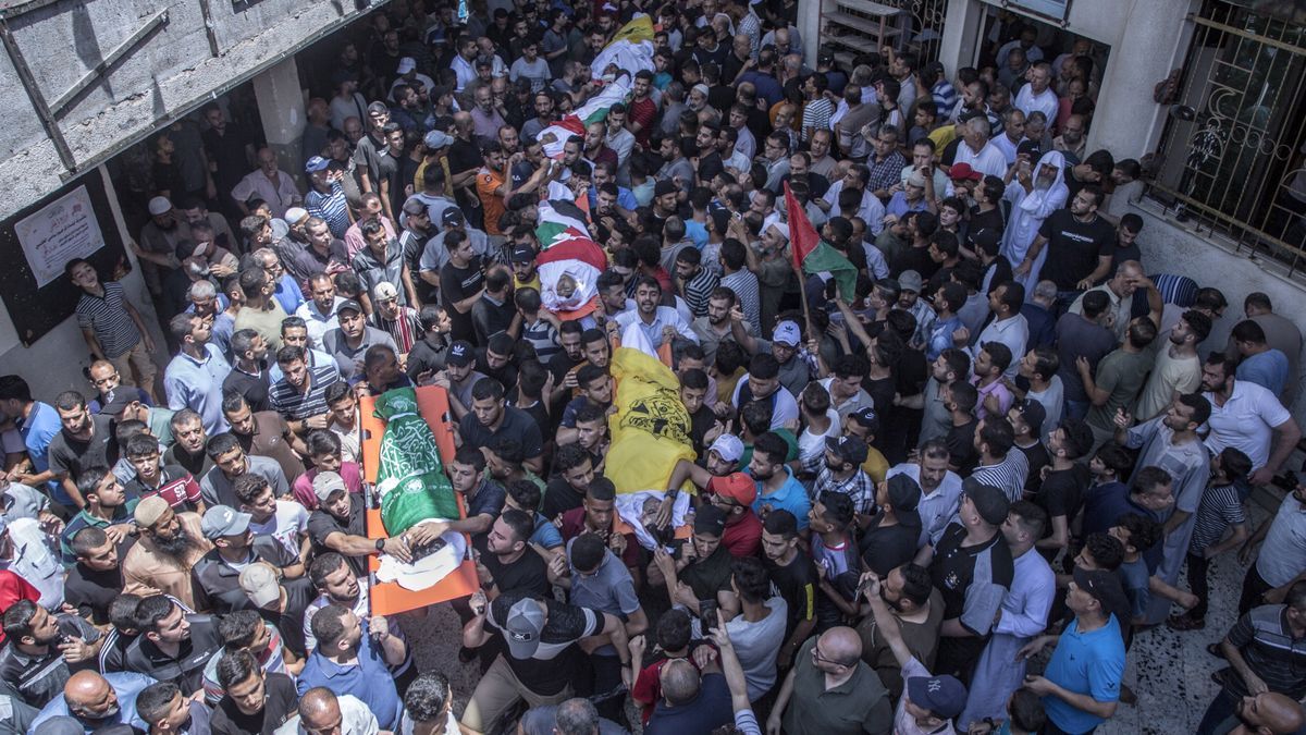 Cuerpos palestinos de las víctimas muertas en los ataques aéreos israelíes durante el funeral en el campo de refugiados de Jabaliya, en el norte de la Franja de Gaza.