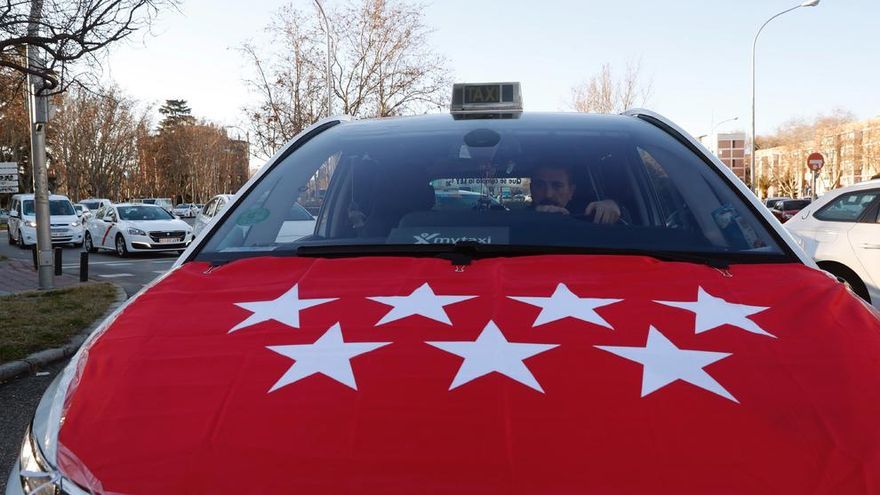 Caravana de taxis en los alrededores del cementerio de la Almudena este viernes.