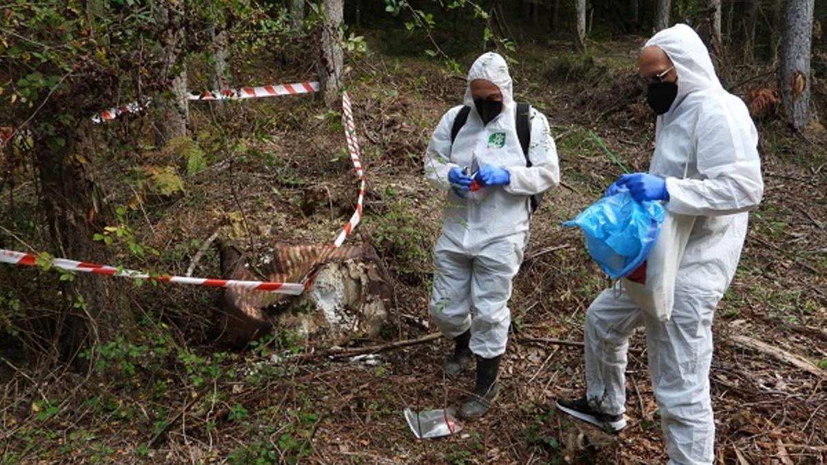 Técnicos de Ecologistas en Acción recogen muestras del contaminante lindano, en 2021.