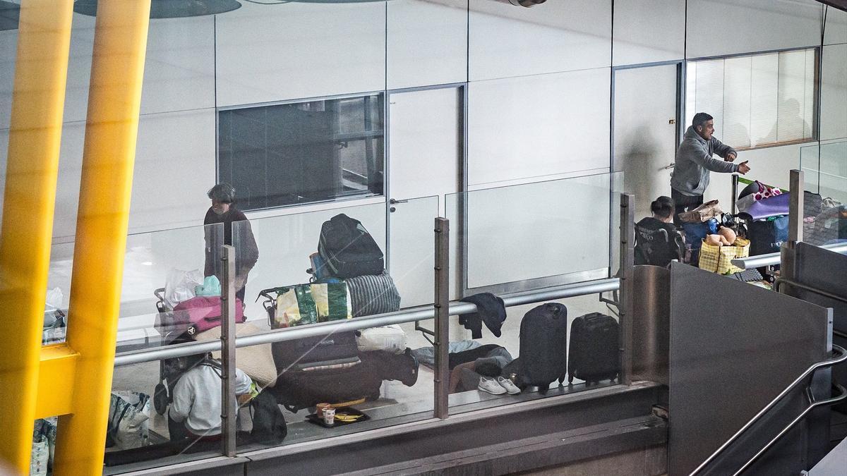 Varias personas pernoctan en la t4 del Aeropuerto de Madrid-Barajas.