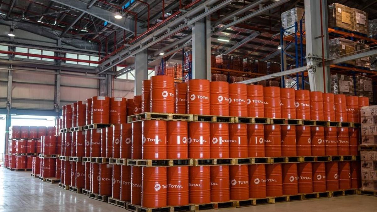 Archivo - Barriles de petróleo de TotalEnergies.