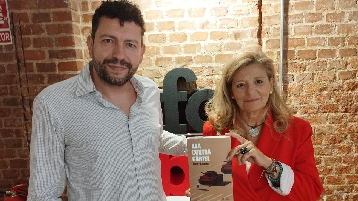Javier Bardón y Ana Garrido posan con un ejemplar de 'Ana contra Gurtel'
