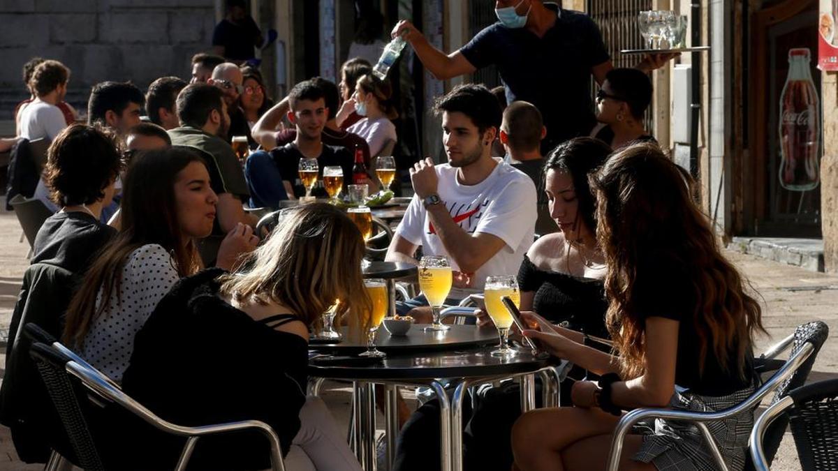 Clientes en un bar de la Plaça de la Font de Tarragona en el primer día de la Fase I de la desescalada.