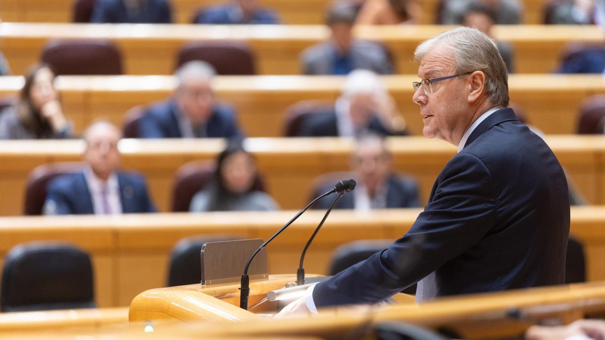 El senador del PP Antonio Silván durante el pleno extraordinario sobre el caos ferroviario