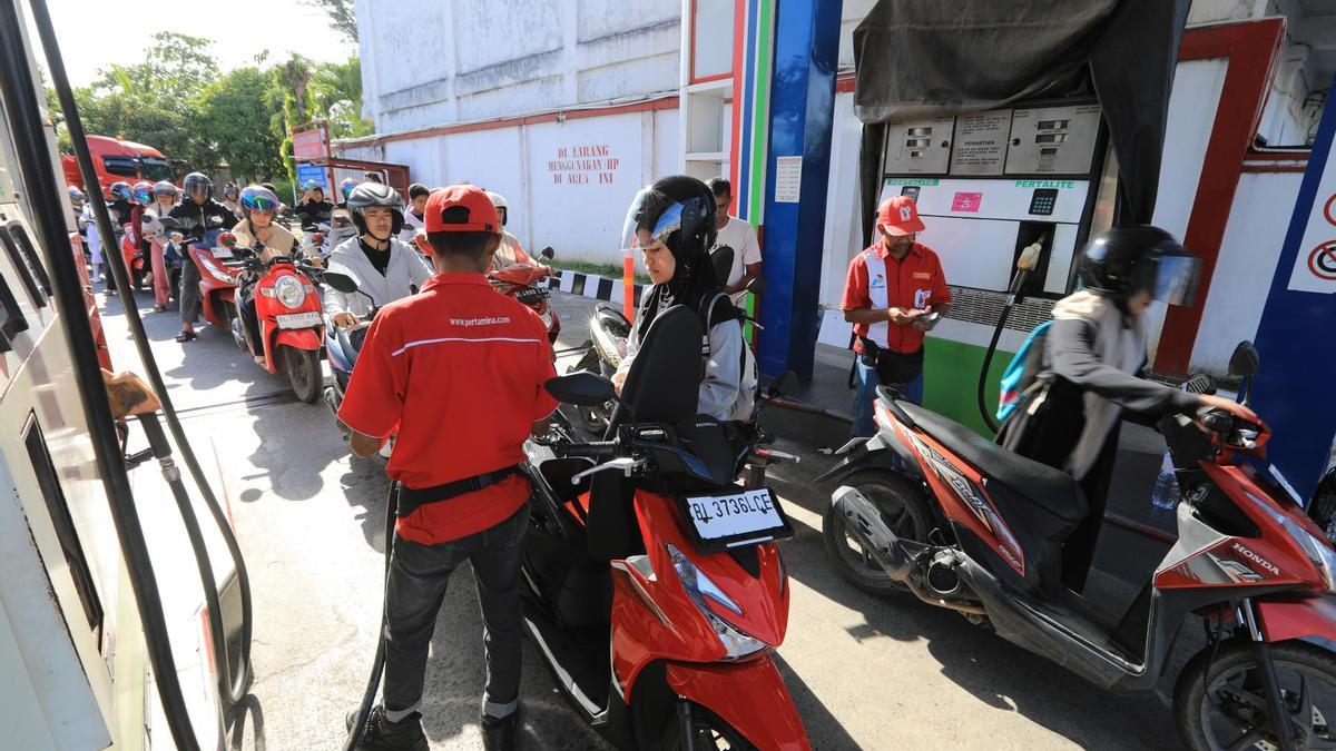Clientes hacen cola en una gasolinera de Banda Aceh, Indonesia, el 14 de abril de 2026.