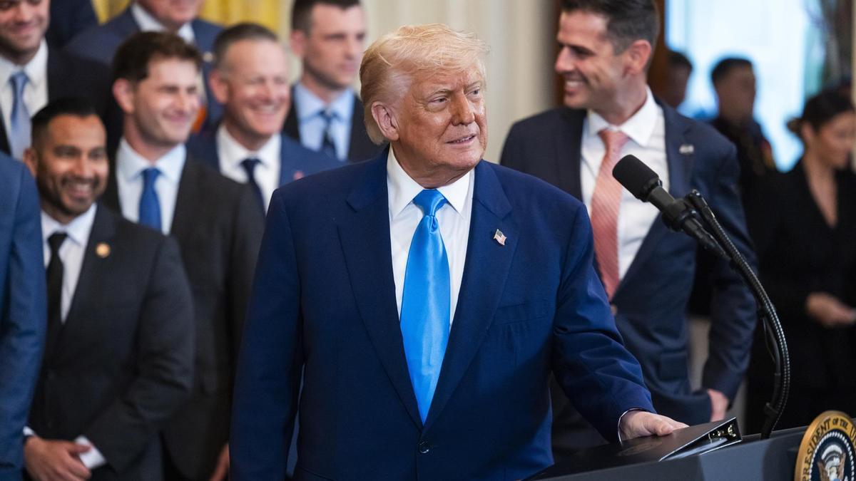 El presidente de Estados Unidos, Donald Trump, recibe a los campeones de baloncesto universitario masculino de la NCAA de 2025.