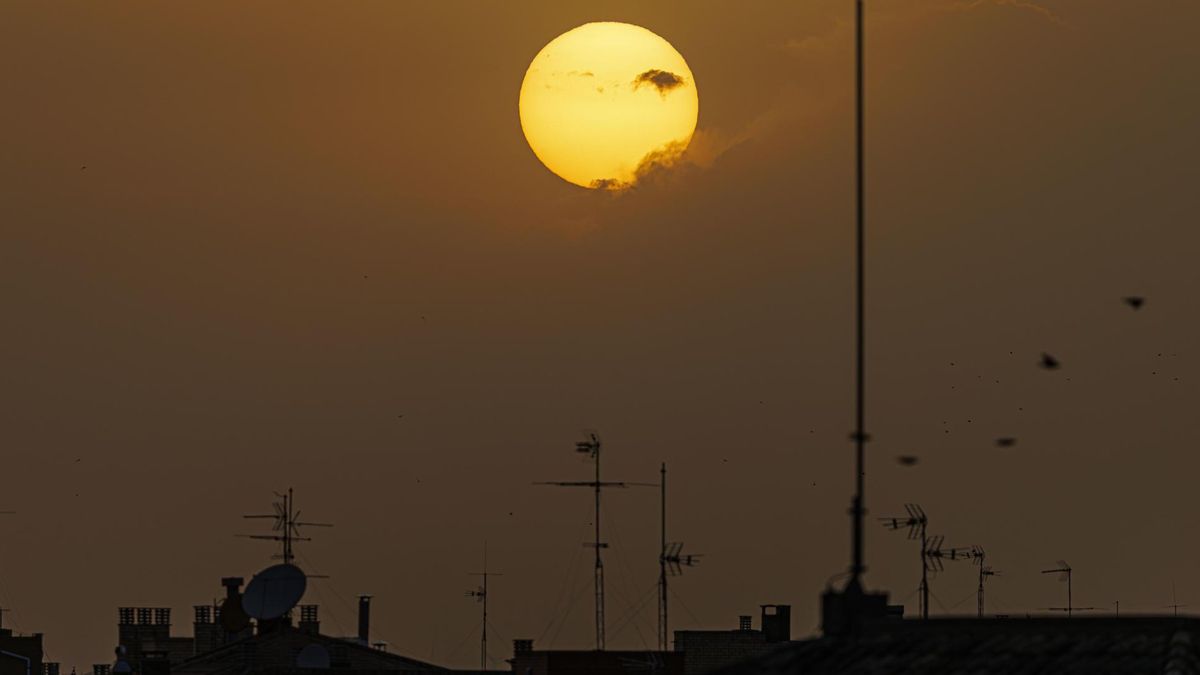Atardecer en Zaragoza el pasado domingo, donde se han superado los 42 ºC esta semana.