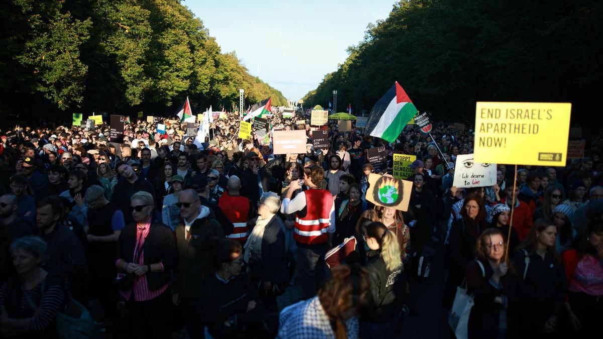 Varios manifestantes en una protesta a favor de Palestina en Berlín (Alemania).