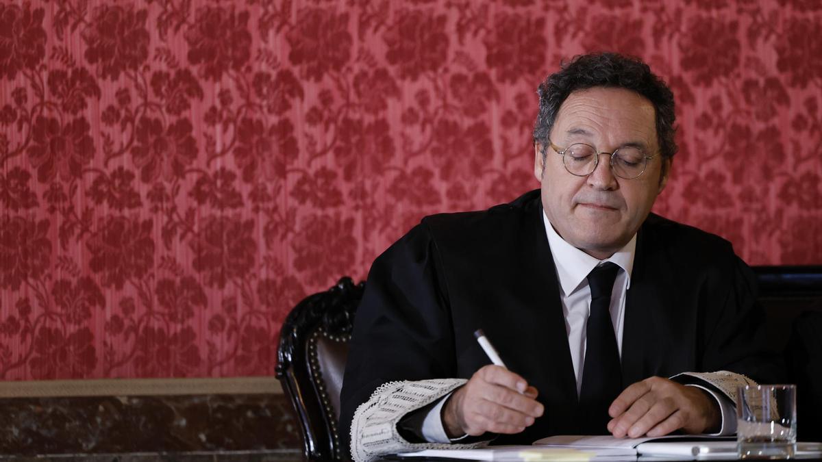 El fiscal general del Estado, Álvaro García Ortiz toma notas durante el juicio.