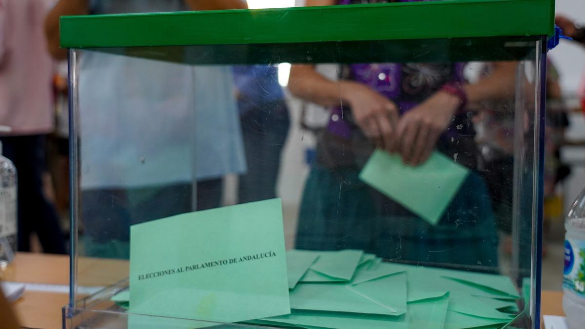 Urnas con las papeletas donde los andaluces ejercen su derecho al voto durante el día de las elecciones a la presidencia de la Junta de Andalucía  a 19 de junio de 2022 en Sevilla (Andalucía, España)