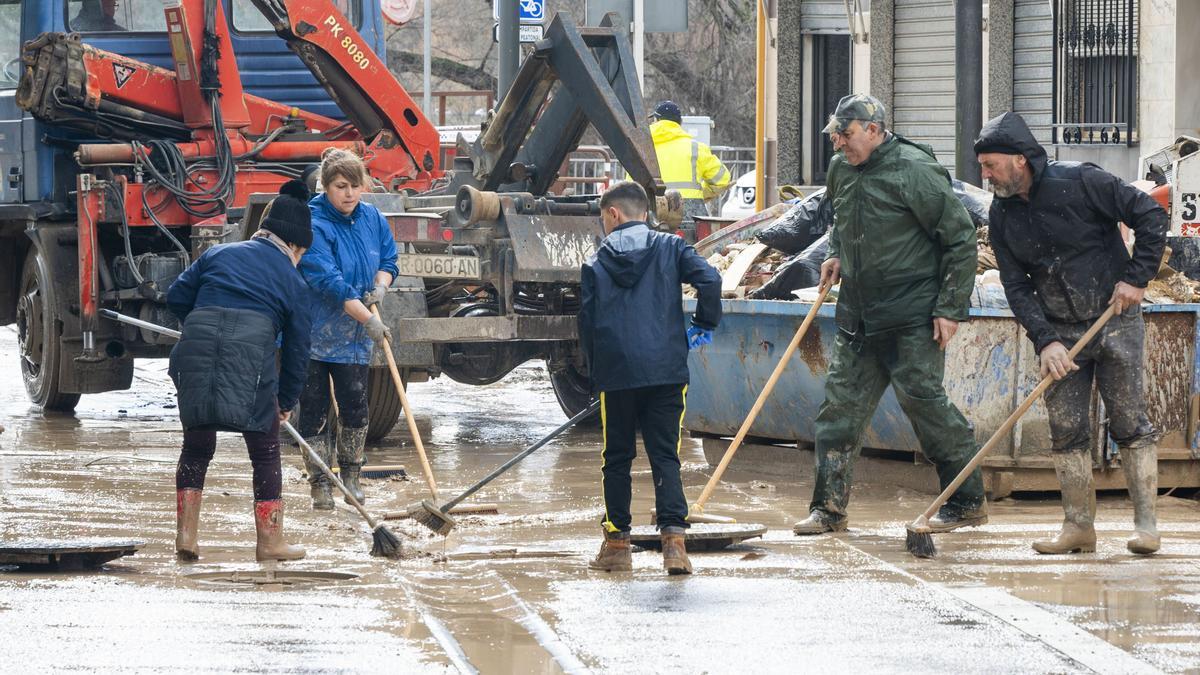 Vecinos achican agua en Huétor Tájar (Granada), uno de los municipios andaluces especialmente afectados por la borrasca Leonardo.