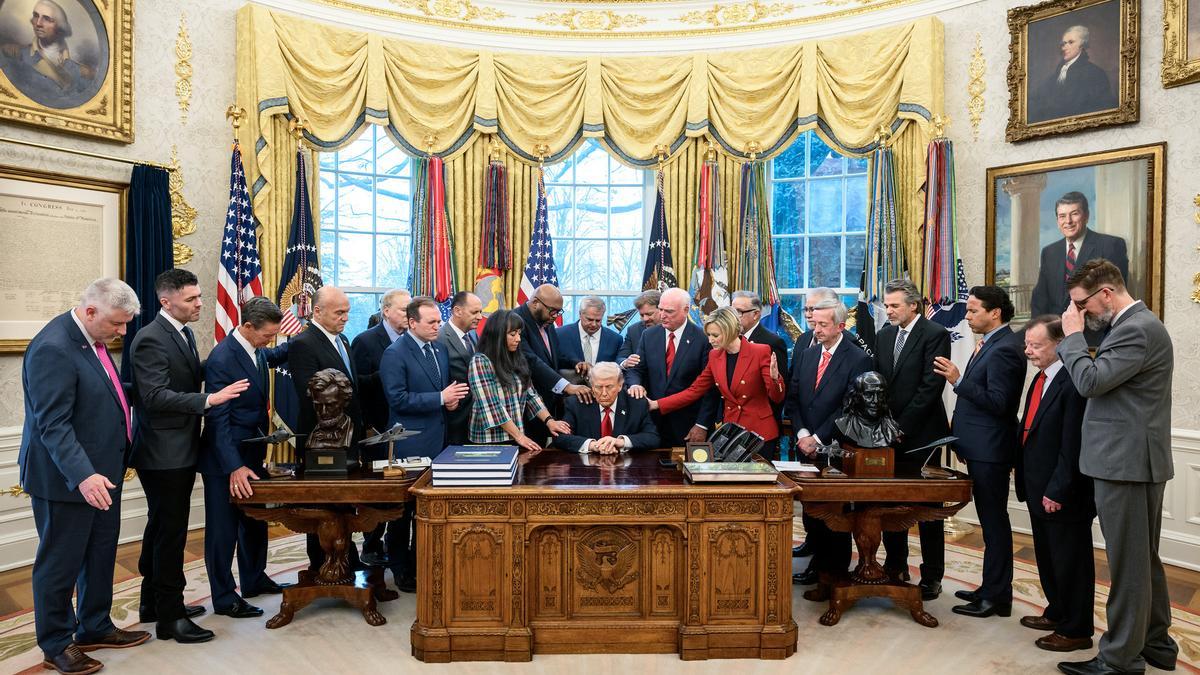 Rezos multitudinarios y una consejera espiritual omnipresente: retrato de la Casa Blanca más "religiosa"