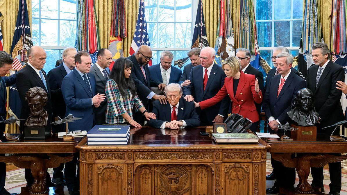 Donald Trump se reúne con miembros de la Oficina de Asuntos Religiosos de la Casa Blanca en el Despacho Oval, el jueves 5 de marzo de 2026.