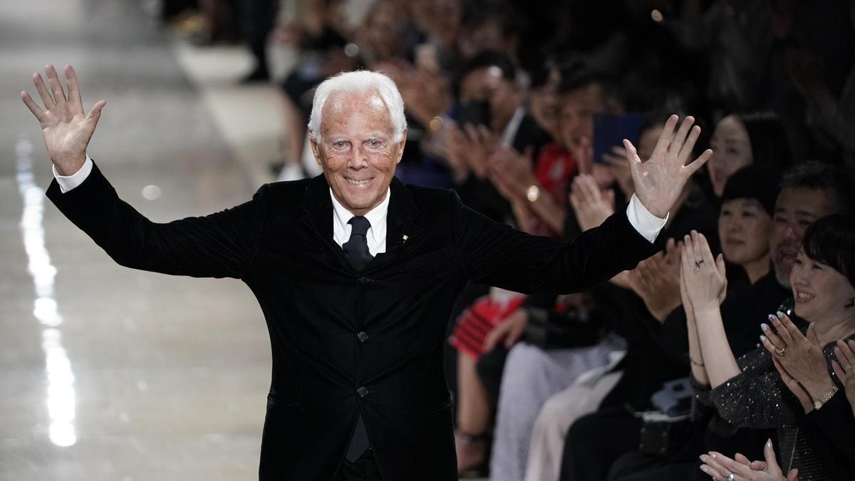 Giorgio Armani umrl pri 91 letih, zapušča milijardno zapuščino in ikonične kreacije.