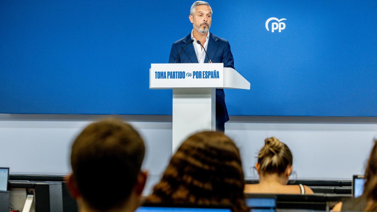 El vicesecretario de Hacienda, Vivienda e Infraestructuras del PP, Juan Bravo, durante una rueda de prensa, en la sede del PP.