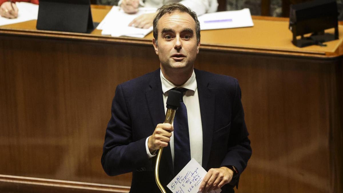 El primer ministro francés, Sébastien Lecornu, habla tras el debate en la Asamblea Nacional en París.