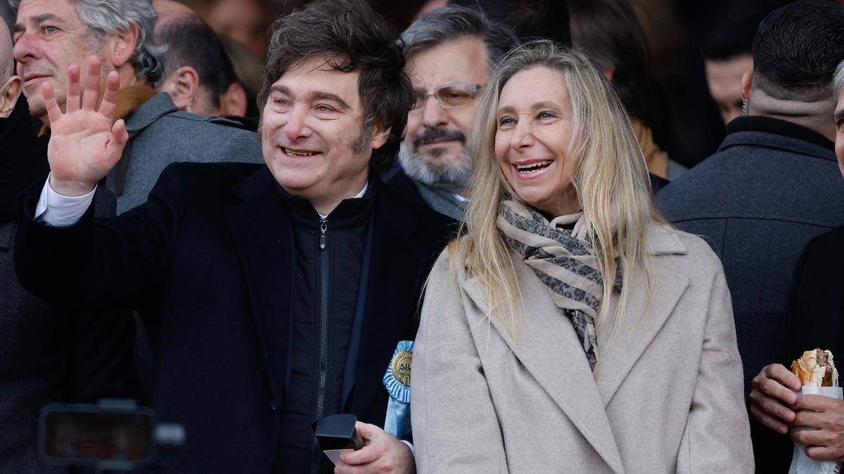 Javier Milei y Karina Milei saludando