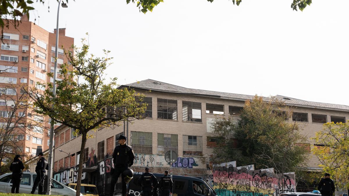 Agentes de la Policía durante el desalojo del centro social okupado ‘La Atalaya’ en Puente de Vallecas en Madrid (España).