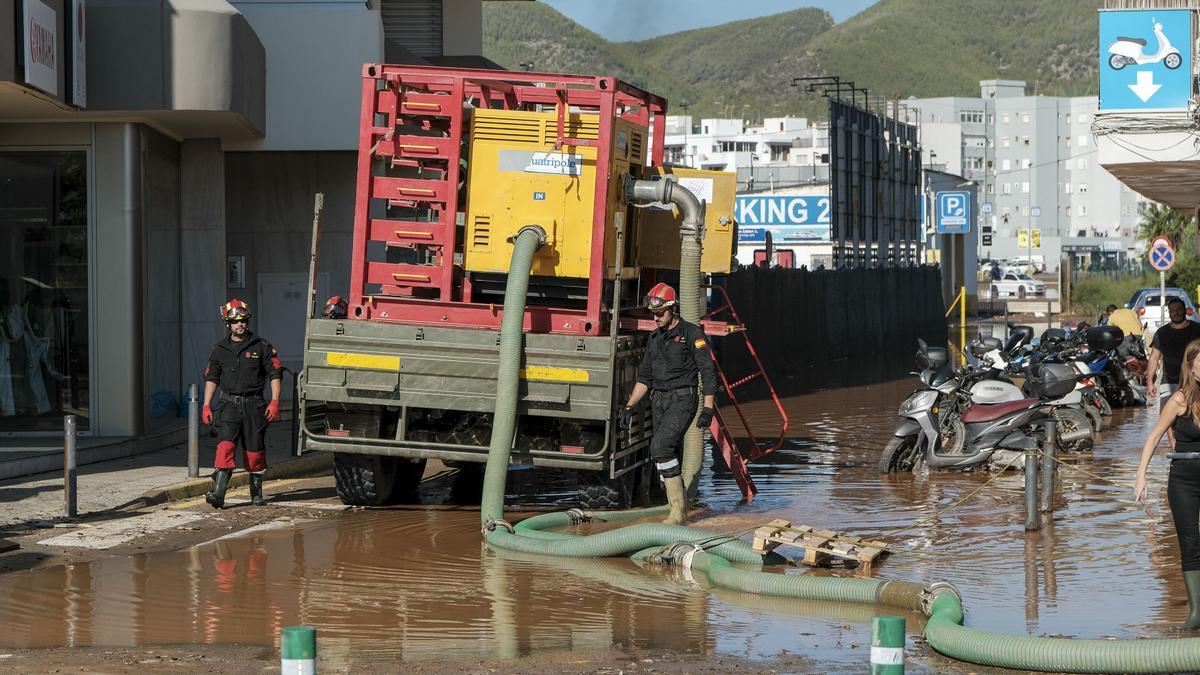 Los bomberos utilizan una bomba para achicar en Ibiza este miércoles.