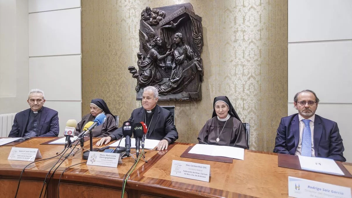 El vicario judicial de la archidiócesis de Burgos, Donato Miguel Gómez Arce; la presidenta federal de las Hermanas Clarisas de Nuestra Señora de Aránzazu, Madre María Javier Soto; el arzobispo de Burgos, Mario Iceta; la secretaria federal de las Hermanas Clarisas de Nuestra Señora de Aránzazu , hermana Carmen Ruiz y el director del Departamento de Asuntos Jurídicos del Arzobispado de Burgos, Rodrigo Saiz García, durante una rueda de prensa.