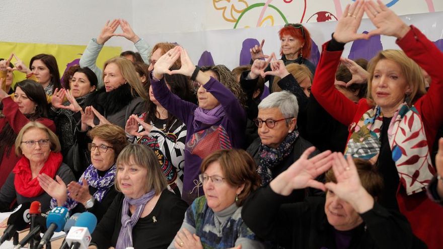 Más de 100 organizaciones feministas presentan un manifiesto de denuncia del "uso del negacionismo de la violencia machista y la mentira como estrategia electoral por parte de la extrema derecha organizada en torno a Vox".