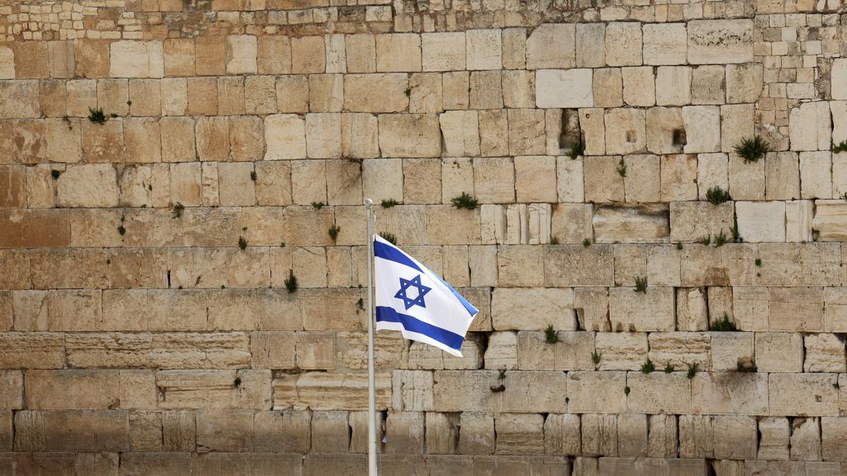 Bandera nacional israelí en el Muro de las Lamentaciones, en la Ciudad Vieja de Jerusalén.